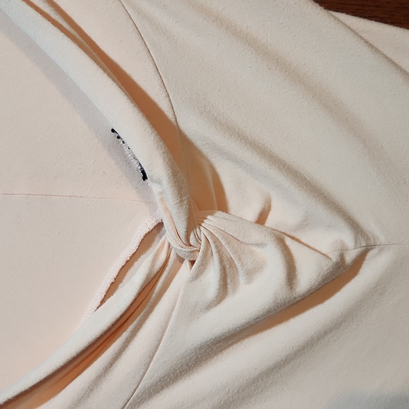 Kenzie Size Small Knotted Rolled V-neck Top - Picture 2 of 5